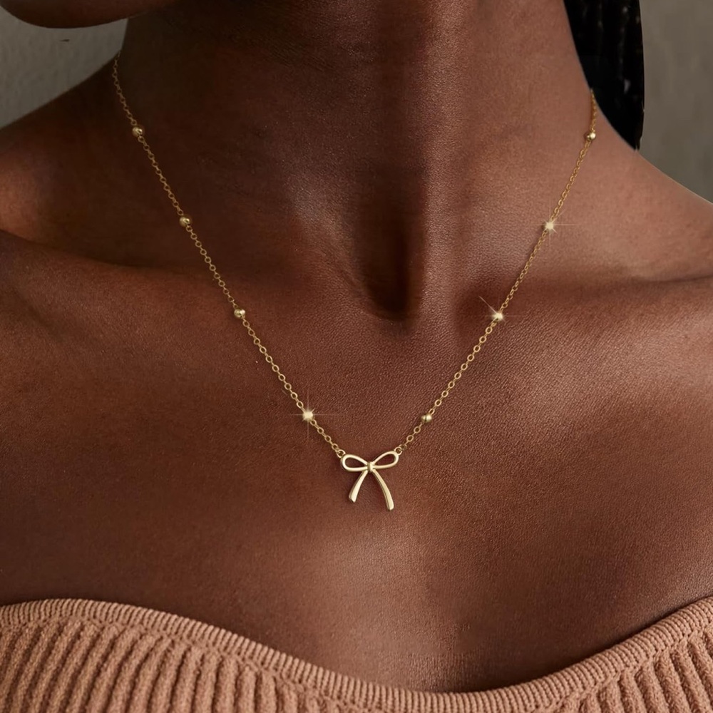 Elegant Gold Bow Necklace
